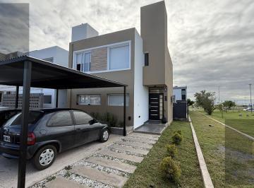 Casa · 100m² · 4 Ambientes · 2 Cocheras · Duplex en Docta 3 Dorm. 216 m de Terreno. Escriturado