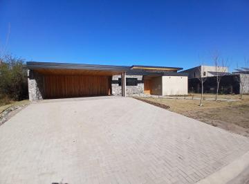 Casa · 400m² · 7 Ambientes · 4 Cocheras · Casa en Estancia El Terrón de Una Sola Planta, Fondo Golf!