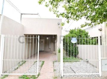 Casa · 68m² · 3 Ambientes · 1 Cochera · Casa 3 Ambientes + Patio | Venado Tuerto - Zona Tranquila