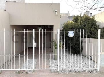 Casa · 68m² · 3 Ambientes · 1 Cochera · Casa 3 Ambientes + Patio | Venado Tuerto - Zona Tranquila