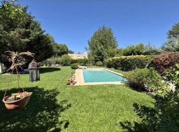 Casa · 145m² · 4 Ambientes · 4 Cocheras · Casa en El Recodo, Lote Central 1075 m²