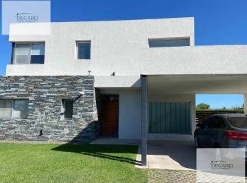 Casa · 160m² · 5 Ambientes · 2 Cocheras · Casa en Alquiler de 4 Ambientes en San Ramon