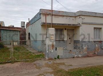 Casa · 184m² · 4 Ambientes · 2 Cocheras · Casa en Venta en Rafaela, B° 9 de Julio: Casa a Remodelar con Cochera Doble y Patio
