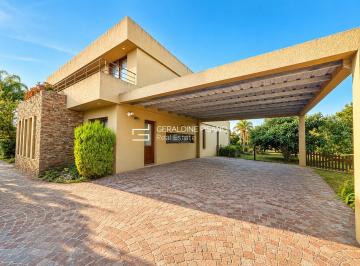Casa · 237m² · 6 Ambientes · 3 Cocheras · Casa en Venta en Santa Teresa, Villanueva, Tigre