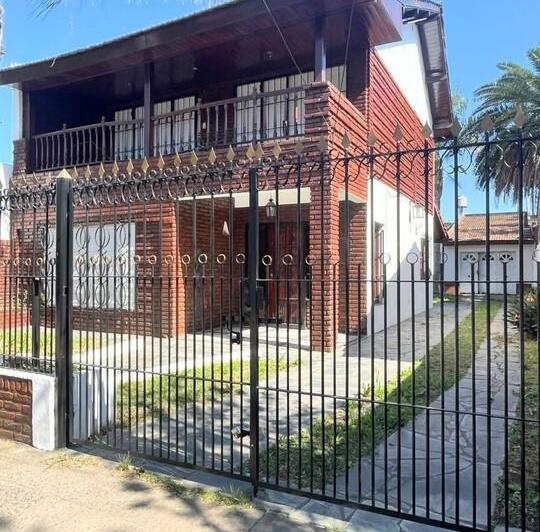 Casa · 200m² · 4 Ambientes · 2 Cocheras