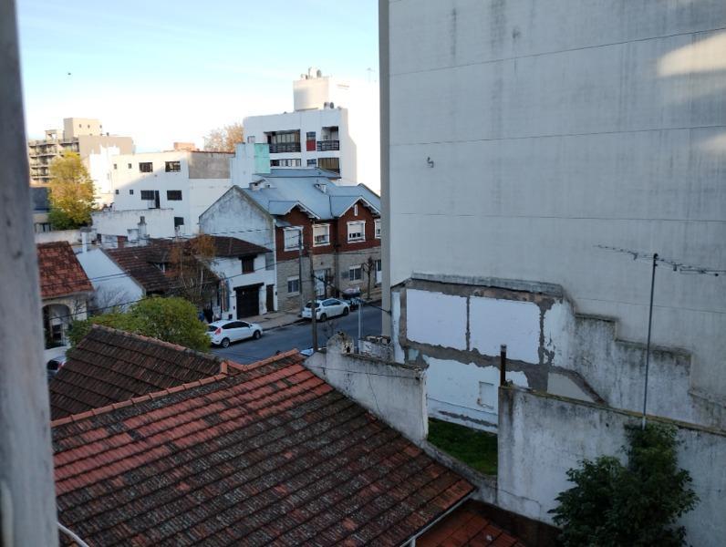 1 Ambiente lateral, vista abierta a la calle. Muy soleado y luminoso. Con cocina integrada y baño c/ducha. Ficha 155.