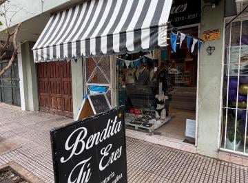 Local comercial · 24m² · Local en Alquiler, con Vidriera Excelente Ubicacion