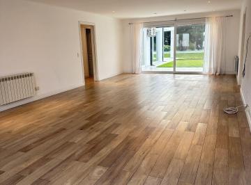 Casa · 230m² · 5 Ambientes · 1 Cochera · Casa en Rumenco