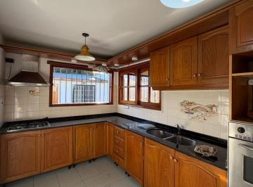 Casa · 170m² · 5 Ambientes · 1 Cochera · Casa en Alquiler