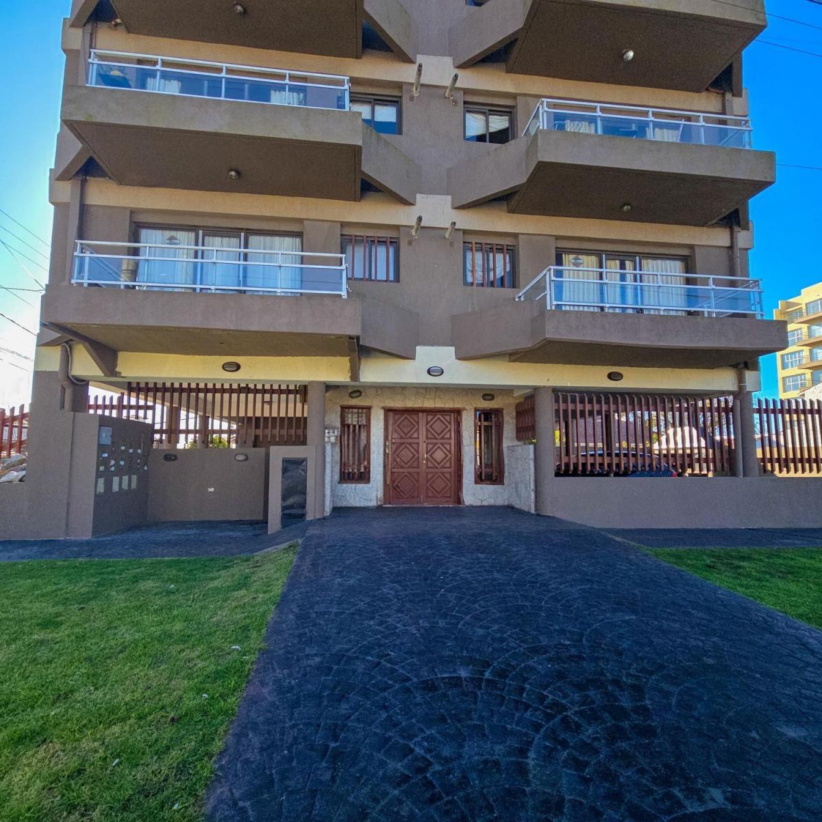 Departamento dos ambientes al frente con balcón terraza. 68m2 cub.