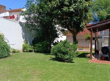 Casa · 120m² · 5 Ambientes · 1 Cochera · Casa en Alquiler de 5 Ambientes en Olivos con Jardín