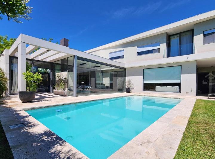 Casa · 318m² · 7 Ambientes · 4 Cocheras