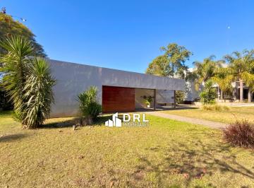 Casa · 1805m² · 3 Dormitorios · 2 Cocheras · Casa en Una Sola Planta en Las Delicias
