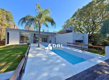 Casa · 1805m² · 3 Dormitorios · 2 Cocheras · Casa en Una Sola Planta en Las Delicias