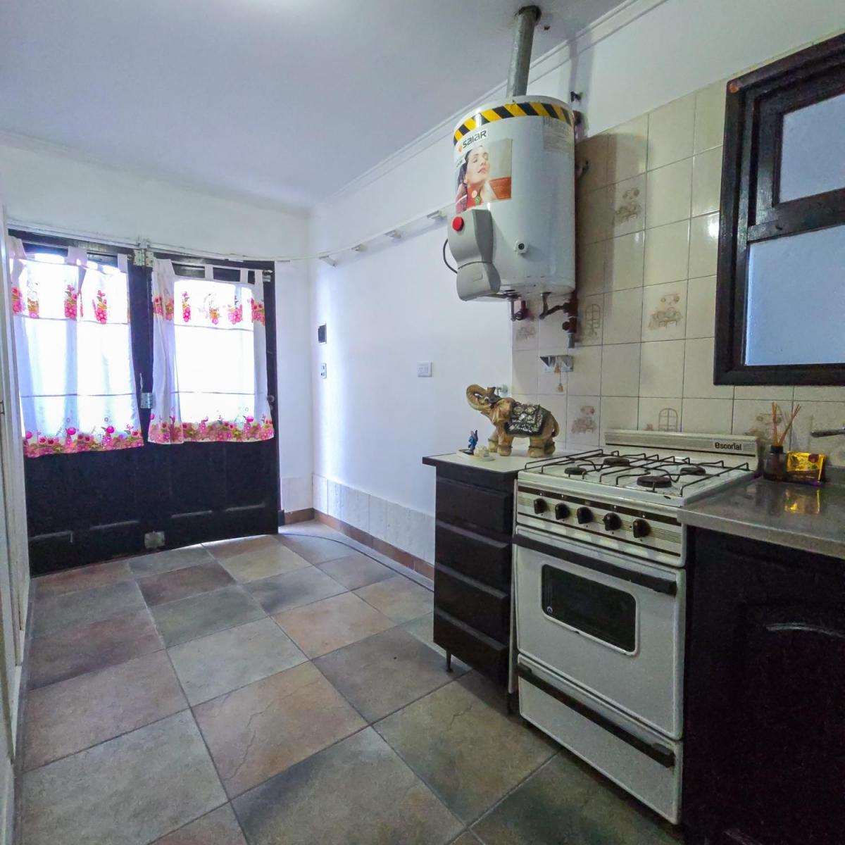 Depto PH monoambiente con cocina y placard — Roca y San Juan