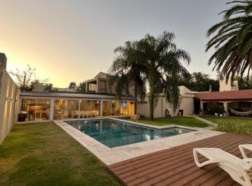 Casa · 400m² · 4 Dormitorios · 4 Cocheras · Casa en Venta de 4 Dorm. con Piscina | Villa Belgrano | Una Planta