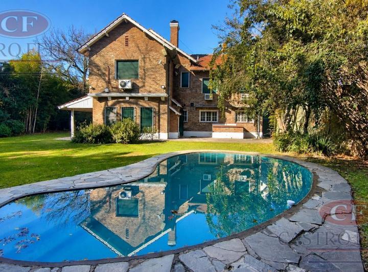 Casa · 300m² · 8 Ambientes · 2 Cocheras