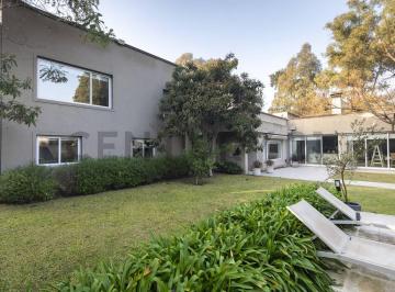 Casa · 310m² · 5 Ambientes · 2 Cocheras · Casa en Venta de Categoría en Gonnet 4 Dorm. / 4 Cocheras / Piscina y Quincho