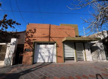 Casa · 100m² · 6 Ambientes · 1 Cochera · Casa 2 Dorm. con Cochera