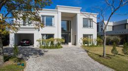Casa · 675m² · 8 Ambientes · 1 Cochera
