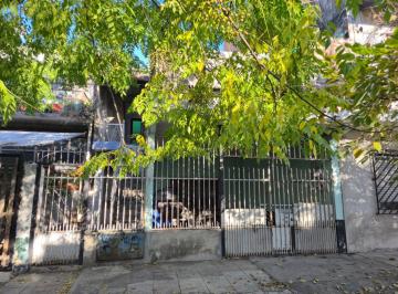 Casa · 150m² · 6 Ambientes · 1 Cochera · Casa Multifamiliar en Venta en Lanus