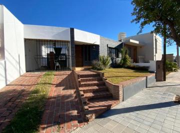 Casa · 99m² · 3 Dormitorios · 1 Cochera · Casa en Parque Chacabuco