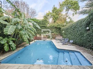 Pileta · Casa de 6 Ambientes con Jardín, Pileta, Parrilla y Garage en Venta en Coghlan