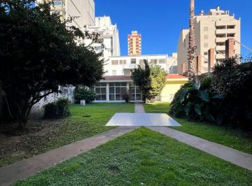 Departamento de 4 ambientes, Córdoba · Alquiler - 9 de Julio 849 - Frente con Balcon - Hermoso Patio con Quincho!