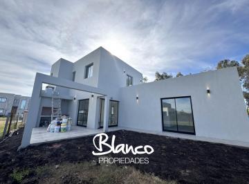 Casa · 210m² · 5 Ambientes · 1 Cochera · Casa en Venta en Pilar del Este, Pilar, G. B. a. Zona Norte