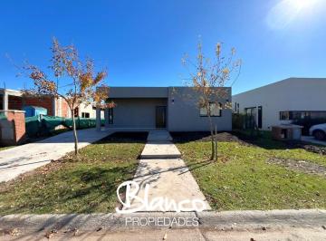 Casa · 180m² · 5 Ambientes · 1 Cochera · Casa en Venta en Pilar del Este, Pilar, G. B. a. Zona Norte