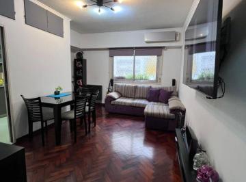 Departamento de 4 ambientes, Floresta · Depto 4 Amb - Apto Credito - 2 Piso por Escalera