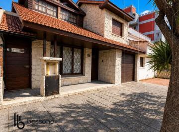 Casa · 330m² · 6 Ambientes · 2 Cocheras · Casa en Parque Luro