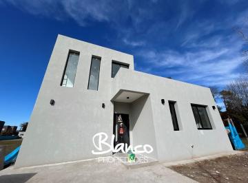 Casa · 220m² · 56 Ambientes · 2 Cocheras · Casa en Venta en Pilar del Este, Pilar, G. B. a. Zona Norte