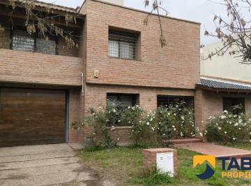 Casa · 284m² · 6 Ambientes · Casa en Venta | 3 Dorm - Patio - Galería Cerrada y Quincho | Cañitas Villa Urbana