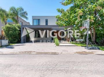 Casa de 6 ambientes, Almirante Brown · Casa en Venta en Brisas de Adrogué de 6 Ambientes, Pileta y Cochera Para 2 Autos.