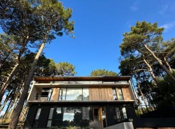 Casa · 205m² · 5 Ambientes · 1 Cochera · Casa Exclusiva - Pioneros, Pinamar