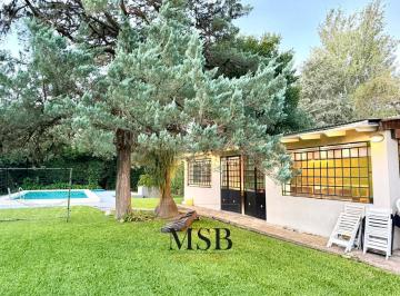 Casa · 210m² · 6 Ambientes · 1 Cochera · Casa de 3 Dorm. con Parque y Pileta en Venta - Gonnet