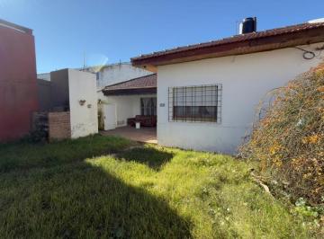 Casa · 70m² · 3 Ambientes · 2 Cocheras · Chalet 3 Ambientes - Zona Centro