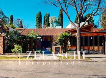 Casa · 158m² · 4 Ambientes · 3 Cocheras · Casa en Venta: Sobre Calle Lorenzini, Ciudad Jardín