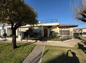 Casa · 90m² · 4 Ambientes · 1 Cochera · En Venta Excelente Chalet en Ciudad Jardín 4 Ambientes F: 2961
