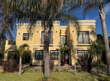 Casa · 240m² · 5 Ambientes · 5 Cocheras · Casa en Venta en Campos de Alvarez