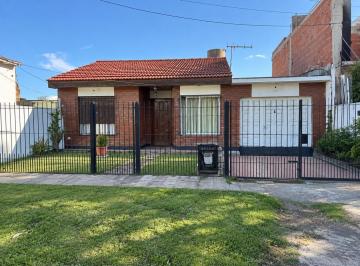 Casa · 95m² · 3 Ambientes · 3 Cocheras · Venta Casa 3 Ambientes Fcio. Varela - Apta Credito
