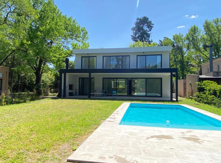 Casa · 255m² · 6 Ambientes · 4 Cocheras