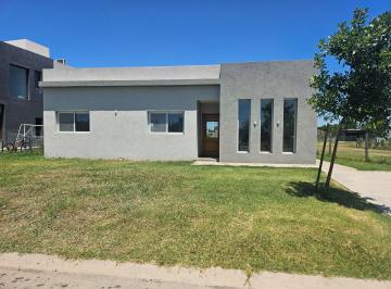 Casa · 100m² · 4 Ambientes · 3 Cocheras · Casa en Venta en Santa Lucia, Pilar del Este, Pilar