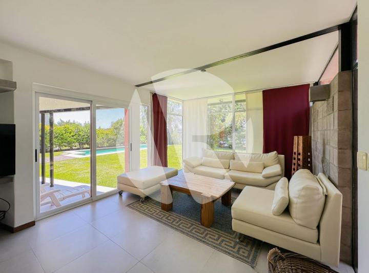Casa · 1200m² · 5 Ambientes · 2 Cocheras