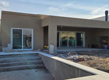 Casa · 158m² · 4 Ambientes · Casa en Venta en El Barrio Cerrado Village Joven, Bella Vista