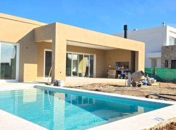 Casa · 158m² · 4 Ambientes · Casa en Venta en El Barrio Cerrado Village Joven, Bella Vista