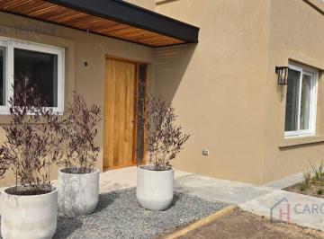 Casa · 158m² · 4 Ambientes · 2 Cocheras · Casa en Venta en El Barrio Cerrado Village Joven, Bella Vista