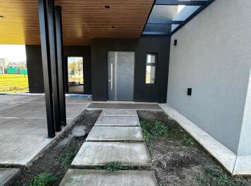 Casa · 136m² · 4 Ambientes · 2 Cocheras · Vendo Casa 3 Dorm., Suite y Vestidor, Calef Central, Galeria con Asador
