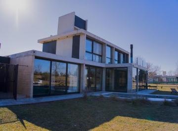 Casa · 225m² · 6 Ambientes · 1 Cochera · Casa en Valle del Golf